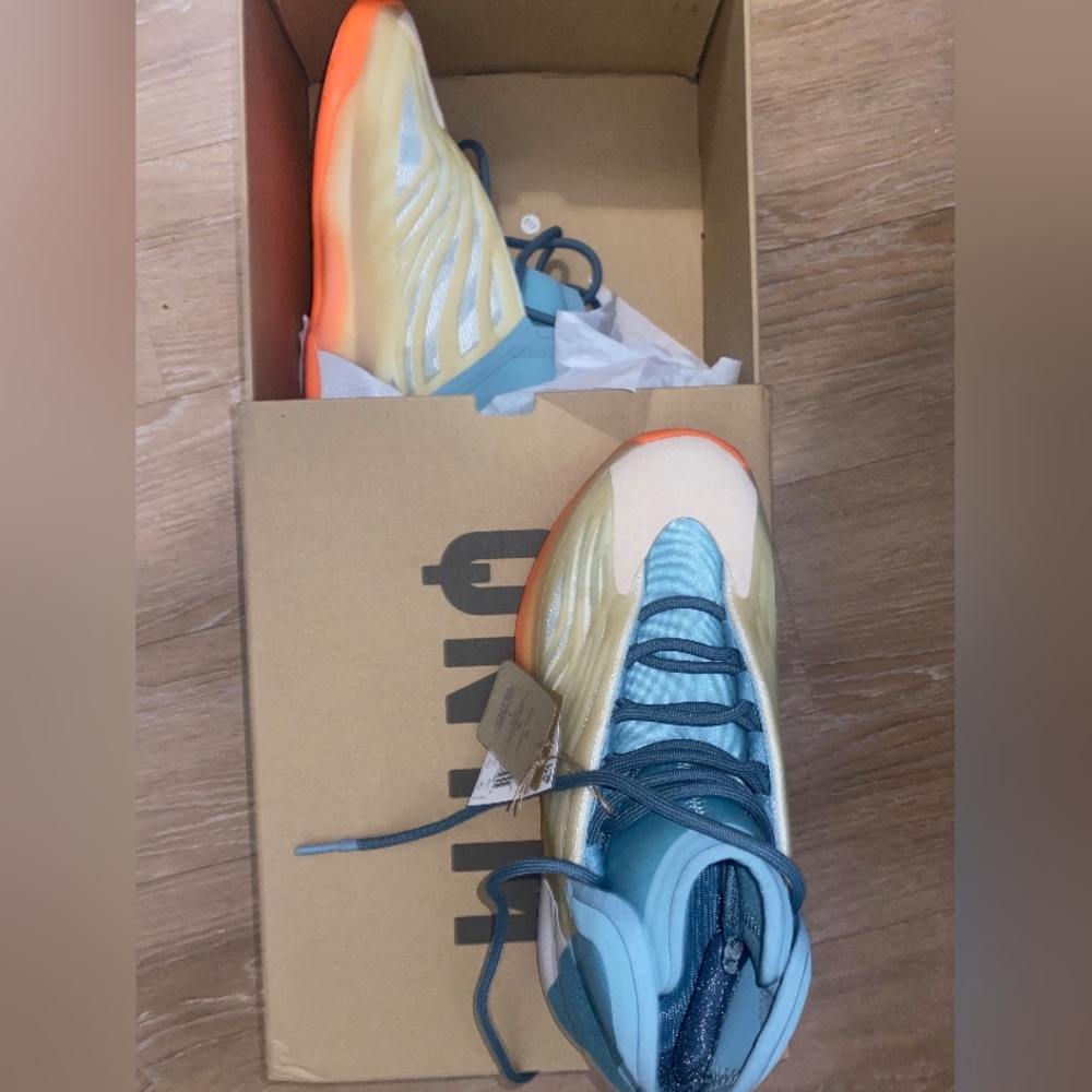 Adidas Yeezy Qunantam Hi-Res Coral Brand New w/ tags sz:  9 mens in original box